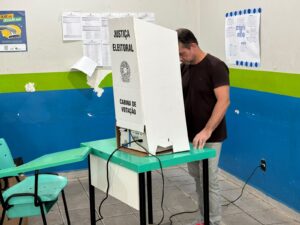 Eleitor não pode entrar na cabine de votação com celular, relógios conectados e outros aparelhos