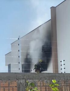 Incêndio destrói completamente quarto de uma casa no Cauamé