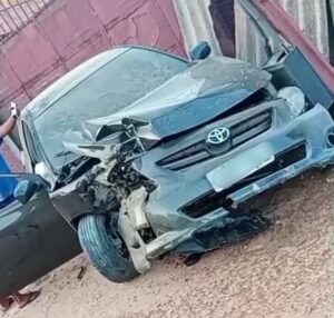 Mulher sem CNH perde controle do carro e bate em prédio no Raiar do Sol