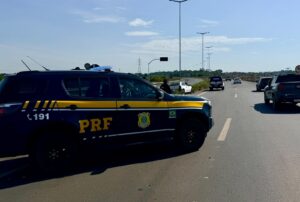 Motorista foge após carro atingir moto e deixar passageira gravemente ferida na BR-401